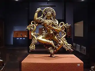 Vajrayogini dansant. Tibet chinois à l'est de Lhassa, XVe&nbsp;siècle. Cuivre doré, 28,58&nbsp;×&nbsp;24,77&nbsp;×&nbsp;7,62&nbsp;cm. Musée d'art du comté de Los Angeles.