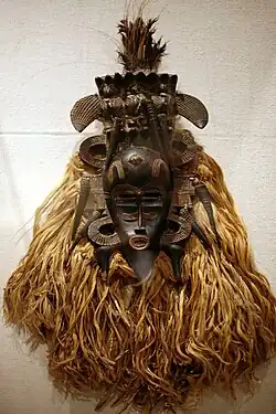 Masque Kpeliye Sénoufo (XIXe – XXe&nbsp;siècle), New York, Metropolitan Museum of Art.