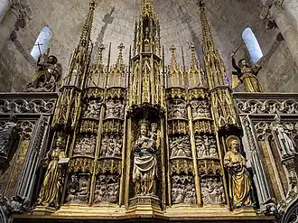 Le retable principal, œuvre gothique en albâtre de Pere Johan, dédié à sainte Thècle, co-patronne de la ville (avec saint Magin&nbsp;(es)).