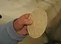 L'intérieur d'un morceau de la gaufre utilisée pour la confection du stroopwafel.
