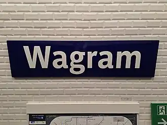 Plaque émaillée indiquant le nom de la station.