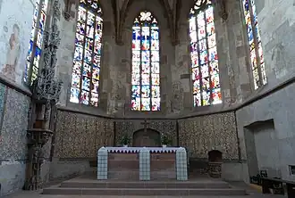 Vue sur le chœur et les verrières.