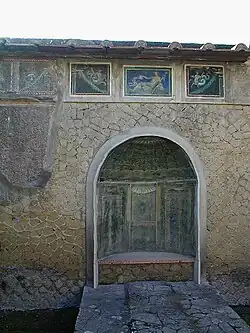 paroi avec abside en cul-de-four et panneaux décoratifs colorés en haut du mur