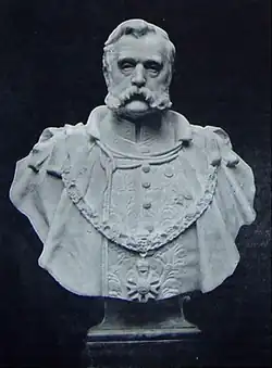 Sir Walter Sendall&nbsp;(en) (1902), marbre, Londres, National Portrait Gallery.
