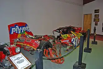 Une des deux voitures qui percutèrent la porte du virage no&nbsp;2 en 1990 - voiture conduite par Michael Waltrip.