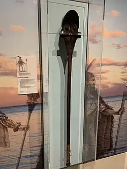 Massue de guerre u'u exposée au Musée national d'Écosse, Edinbourg.