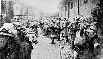 Insurgés dans les magasins Waffen-SS du 4 rue Stawki, capturés le 1er août 1944 par la section de Stanisława Janusza Sosabowskiego « Stasinka » du  « Kolegium « A » » de Kedyw et qui deviennent la principale source d'uniformes, de nourriture et d'équipement pour le régiment « Radosław ».