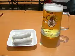 Saucisses blanches et chope d'un litre de bière.