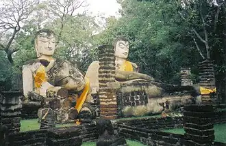 Wat Phra Kaeo, deux Bouddha assis derrière le Bouddha en parinirvana.