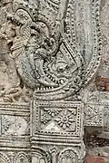 Décorations en stuc sur le prang central : Makara crachant des nâgas