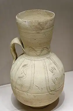 Cruche munie d’un filtre, décor peigné, fin VIIIe – IXe&nbsp;siècle.