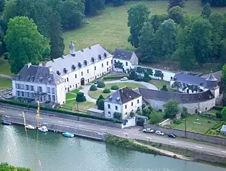 L'ancienne abbaye de Waulsort (ou château de Waulsort).