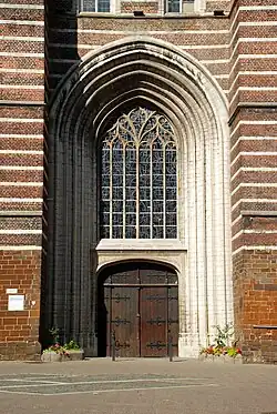 Le porche et son grand arc ogival.