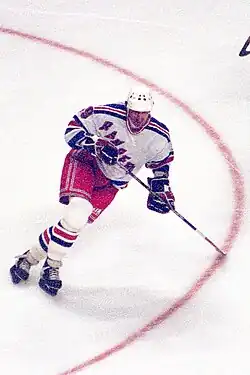 Photo couleur de Gretzky qui patine avec un maillot des Rangers.