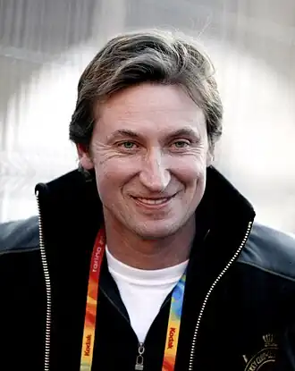Photographie de face de Wayne Gretzky souriant en 2006.