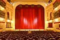 Rideau rouge sur la scène