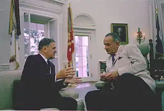 James Webb avec le président Johnson (juillet 1967).