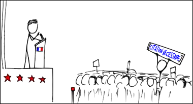 Dans une foule assistant à un discours politique, un individu brandit une pancarte mettant en doute l'assertion de l'homme politique et demandant une référence