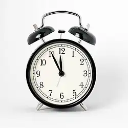 Photo d'un réveil-matin noir et blanc.
