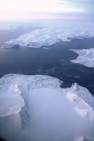 Vue aérienne avec le Renardbreen en bas.