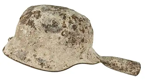 Casque de la Wehrmacht, transformé en pelle de mortier