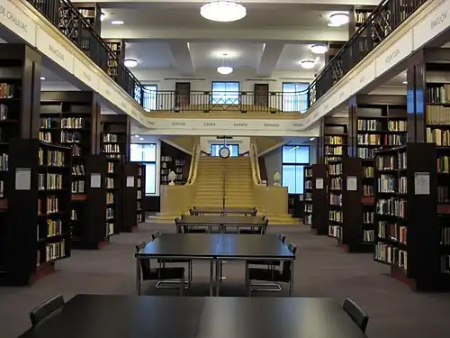 Salle de lecture de la bibliothèque.
