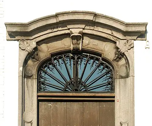 La baie d'imposte de style rococo de la porte d'entrée principale.