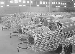 Photo noir et blanc de la structure géodésique (damier) d'un Vickers Wellington