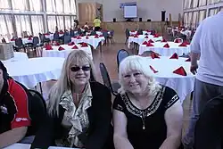 Deux femmes blondes assises à une table