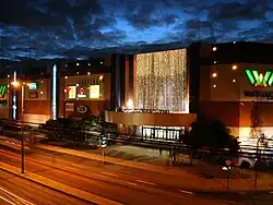 L'un des centres commerciaux du quartier.