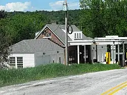 La route 237 est connexe avec la VT 108&nbsp;(en) à la frontière canado-américaine