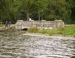 La vanne de vidange du barrage de 1730 à l'extrémité est du lac.