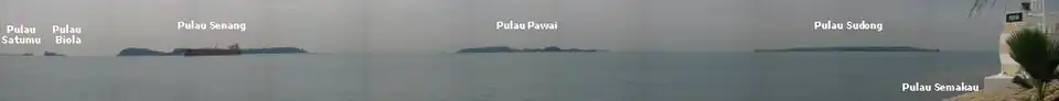 Vue panoramique représentant Pulau Satumu, Pulau Biola, Pulau Senang, Pulau Pawai et Pulau Sudong, à partir de Pulau Semakau