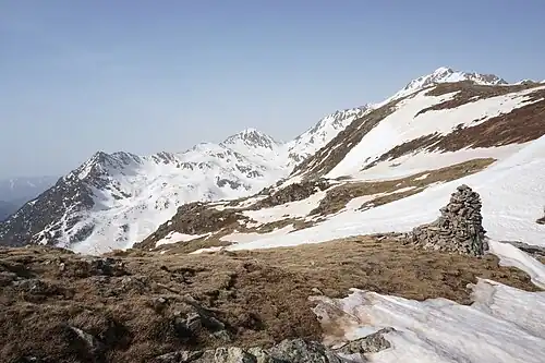 Le pic de Besalí (au centre), vu depuis le port de Siguer.