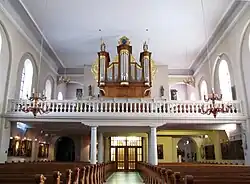 Vue intérieure de la nef vers la tribune de l'orgue Wetzel (1877).