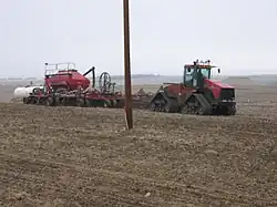 Préparation du sol, semis de blé et fertilisation en un seul passage avec un train de semis complet tiré par un tracteur de très forte puissance. Dakota du Nord (États-Unis)
