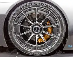 Roue arrière avec inserts en carbone.