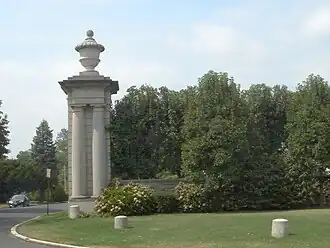 Restes des piliers d'entrée.