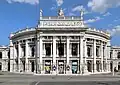À Vienne, le Burgtheater présente également ce mélange de renaissance italienne et de baroque. Il est comparable au palais Garnier bien que ce dernier présente une visible dominante baroque.