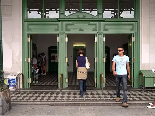 L'entrée du pavillon.