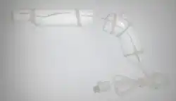 Assemblage de deux boitiers en plastique blanc avec du fil de fer maintenu par des élastiques.