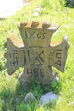 Pierres tombales près de l'église