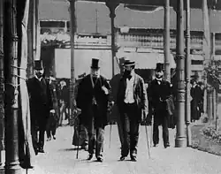 Photographie montrant des hommes en promenade.