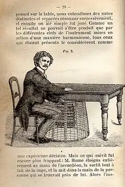 2) En présence de Daniel Dunglas Home, l'accordéon joue une mélodie « tout seul ». La suite de la phrase coupée en fin de page est : « Alors l'instrument continua à jouer, personne ne le touchant et aucune main n'étant près de lui ».