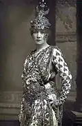 Portrait de Sarah Bernhardt en costume de scène.