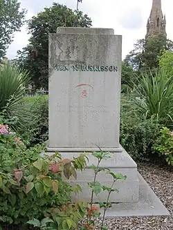 Sur Princes Avenue, piédestal vide de l'ancien monument à William Huskisson.
