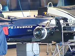 Une Williams FW25 sans roues, laissant apparaître les freins à disques.