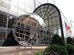 Le globe au rez-de-chaussée, à l'angle nord-ouest de l'édifice.