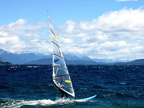 Windsurfing sur le lac Nahuel Huapi.