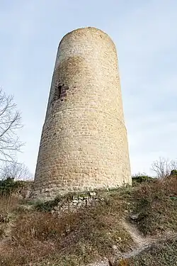 photographie montrant une grosse tour cylinfrique